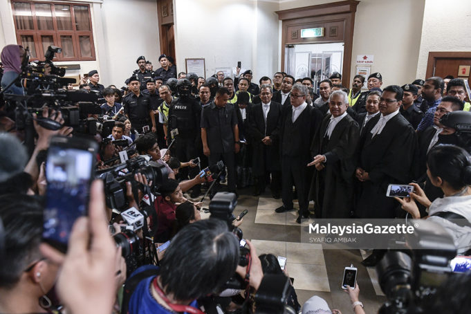 Barisan pendakwaan diketuai Peguam Negara, Tommy Thomas (dua kanan) bercakap kepada para media selepas selepas mendengar pengakuan bekas Perdana Menteri, Datuk Seri Najib Tun Razak di Kompleks Mahkamah Kuala Lumpur. fotp SYAFIQ AMBAK, 04 JULAI 2018