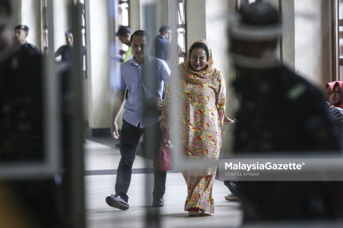 Isteri bekas Perdana Menteri, Datin Seri Rosmah Mansor turut hadir bagi mendengar pertuduhan suaminya, Datuk Seri Najib Tun Razak berkenaan kes SRC International Sdn Bhd di Mahkamah Tinggi Jenayah, Kompleks Mahkamah Kuala Lumpur. foto SYAFIQ AMBAK, 04 JULAI 2018