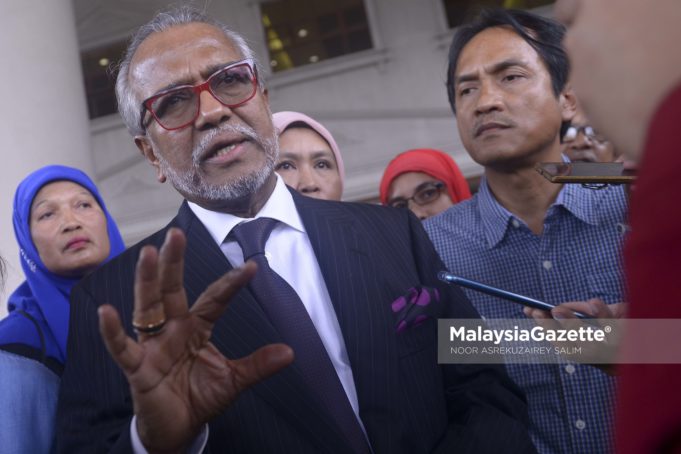 Peguambela kepada bekas Perdana Menteri, Datuk Seri Najib Tun Razak, Tan Sri Muhammad Shafee Abdullah bercakap kepada media behubung pertuduhan kes SRC International Sdn Bhd di Mahkamah Tinggi Jenayah, Kompleks Mahkamah Kuala Lumpur. foto NOOR ASREKUZAIREY SALIM, 04 JULAI 2018