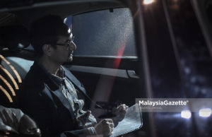Riza mungkin beri keterangan sampai 5 hari Anak tiri bekas Perdana Menteri Datuk Seri Najib Tun Razak, Riza Aziz dilihat keluar dari ibu pejabat Suruhanjaya Pencegahan Rasuah Malaysia (SPRM) selepas memberikan keterangan dipercayai berkaitan kes 1Malaysia Development Berhad (1MDB) buat kali kedua di Putrajaya. foto HAZROL ZAINAL, 04 JULAI 2018.
