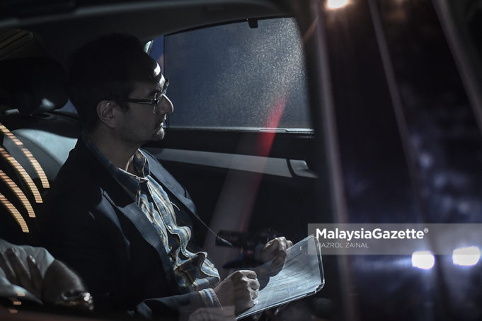 Anak tiri bekas Perdana Menteri Datuk Seri Najib Tun Razak, Riza Aziz dilihat keluar dari ibu pejabat Suruhanjaya Pencegahan Rasuah Malaysia (SPRM) selepas memberikan keterangan dipercayai berkaitan kes 1Malaysia Development Berhad (1MDB) buat kali kedua di Putrajaya. foto HAZROL ZAINAL, 04 JULAI 2018.