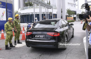 Kereta yang dipercayai membawa anak tiri bekas Perdana Menteri Datuk Seri Najib Tun Razak, Riza Aziz memasuki ibu pejabat Suruhanjaya Pencegahan Rasuah Malaysia (SPRM) di Putrajaya. foto SYAFIQ AMBAK, 05 JULAI 2018.