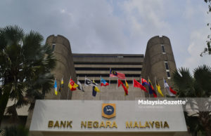 Rizab antarabangsa Bank Negara Malaysia jatuh 2.97 peratus kepada AS$104.7 bilion setakat 29 Jun lalu berbanding AS$107.9 bilion pada 14 Jun.