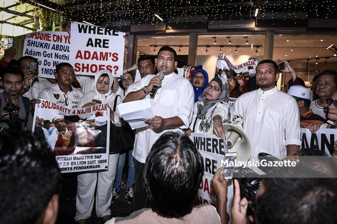 MGF06072018_HIMPUNAN AMAN BEKU AKAUN NAJIB01 Pengerusi Pemantau Kerajaan Malaysia Baharu (Pemantau), Datuk Lokman Noor Adam berucap ketika membuat demonstrasi aman berkaitan pembekuan akaun milk keluarga bekas Perdana Menteri, Datuk Seri Najib Tun Razak berdekatan pusat beli belah, Sogo di Kuala Lumpur. foto HAZROL ZAINAL.
