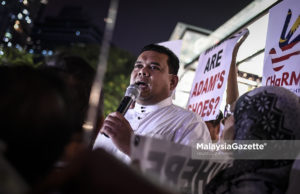 Pengerusi Pemantau Kerajaan Malaysia Baharu (Pemantau), Datuk Lokman Noor Adam berucap ketika mengadakan demonstrasi aman berkaitan pembekuan akaun milk keluarga bekas Perdana Menteri, Datuk Seri Najib Tun Razak berhampiran pusat beli belah, Sogo di Kuala Lumpur. foto HAZROL ZAINAL.