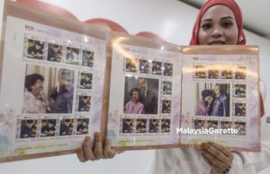 Kakitangan POS Malaysia, Nurul Nadiana Mohd Tahir menunjukkan set edisi terhad Setem Ku Tun Dr. Mahathir Mohamad yang dikeluarkan POS Malaysia sempena ulang tahun Tun yang ke-93 di Ibu Pejabat Pos Kuala Lumpur, Kuala Lumpur. foto AFIQ RAZALI, 06 JULAI 2018.