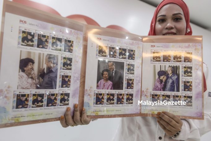 Kakitangan POS Malaysia, Nurul Nadiana Mohd Tahir menunjukkan set edisi terhad Setem Ku Tun Dr. Mahathir Mohamad yang dikeluarkan POS Malaysia sempena ulang tahun Tun yang ke-93 di Ibu Pejabat Pos Kuala Lumpur, Kuala Lumpur. foto AFIQ RAZALI, 06 JULAI 2018.