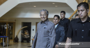 Perdana Menteri merangkap Pengerusi Pakatan Harapan, Tun Dr. Mahathir Mohamad berjalan keluar selepas mepengerusikan Mesyuarat Majlis Presiden Pakatan Harapan dan sidang media di Yayasan Kepimpinan Perdana, Putrajaya. foto AFFAN FAUZI, 06 JULAI 2018