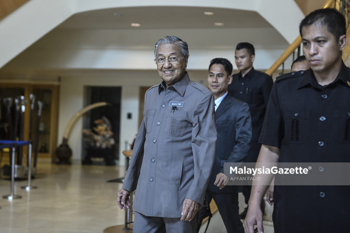 Perdana Menteri merangkap Pengerusi Pakatan Harapan, Tun Dr. Mahathir Mohamad berjalan keluar selepas mepengerusikan Mesyuarat Majlis Presiden Pakatan Harapan dan sidang media di Yayasan Kepimpinan Perdana, Putrajaya. foto AFFAN FAUZI, 06 JULAI 2018
