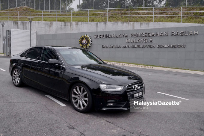 MGF06072018_SPRM_01 ereta yang dipercayai membawa anak tiri bekas Perdana Menteri Datuk Seri Najib Tun Razak, Riza Aziz dilihat meninggalkan Ibu Pejabat Suruhanjaya Pencegahan Rasuah Malaysia (SPRM) selepas memberikan keterangan berkaitan kes 1Malaysia Development Berhad (1MDB) buat kali keempat di Putrajaya. foto IQBAL BASRI, 06 JULAI 2018