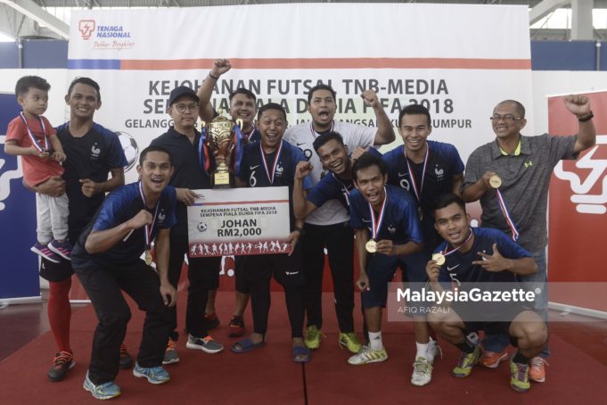 Pasukan futsal Tenaga Nasional Berhad (TNB) muncul selaku juara pada Kejohanan Futsal TNB-MEDIA Sempena Piala Dunia Fifa 2018 di Padang Futsal TNB, Bangsar, Kuala Lumpur. foto AFIQ RAZALI, 07 JULAI 2018.