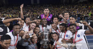 Pasukan Pahang FA menjulang piala selepas menewaskan Selangor 2-0 pada Perlawanan Akhir Piala FA 2018 antara Pahang FA menentang Selangor di Stadium Nasional Bukit Jalil, Kuala Lumpur. foto SYAFIQ AMBAK