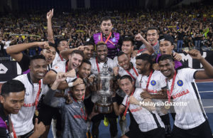 Pasukan Pahang FA menjulang piala selepas menewaskan Selangor 2-0 pada Perlawanan Akhir Piala FA 2018 antara Pahang FA menentang Selangor di Stadium Nasional Bukit Jalil, Kuala Lumpur. foto SYAFIQ AMBAK