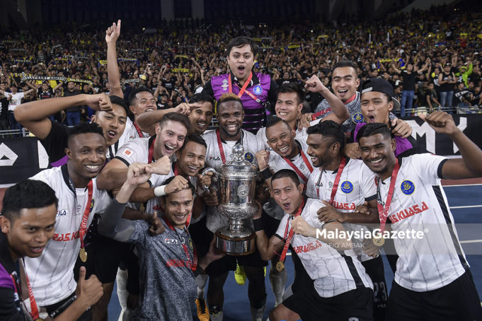 MGF07072018_PERLAWANAN PIALA FA12 Pasukan Pahang FA menjulang piala selepas menewaskan Selangor 2-0 pada Perlawanan Akhir Piala FA 2018 antara Pahang FA menentang Selangor di Stadium Nasional Bukit Jalil, Kuala Lumpur. foto SYAFIQ AMBAK