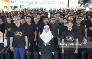Timbalan Perdana Menteri, Datuk Seri Dr. Wan Azizah Wan Ismail (tengah) diiringi Ketua Pesuruhjaya Suruhanjaya Pencegahan Rasuah Malaysia (SPRM), Datuk Seri Mohd Shukri Abdull (kanan) dan Menteri Wilayah Persekutuan, Yb Khalid Abdul Samad (kiri) pada program Walk Stop Talk di Dataran DBKL, Kuala Lumpur. foto SYAFIQ AMBAK, 07 JULAI 2018