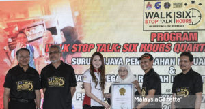 Wakil MBOR, Gillian Oii (tiga kiri) menyampaikan sijil The Malaysia Book Of Records kepada Ketua Pesuruhjaya Suruhanjaya Pencegahan Rasuah Malaysia (SPRM), Datuk Seri Mohd Shukri Abdull (dua kanan) sambil disaksikan Timbalan Perdana Menteri, Datuk Seri Dr. Wan Azizah Wan Ismail (tiga kanan) pada program Walk Stop Talk di Dataran DBKL, Kuala Lumpur. foto SYAFIQ AMBAK, 07 JULAI 2018