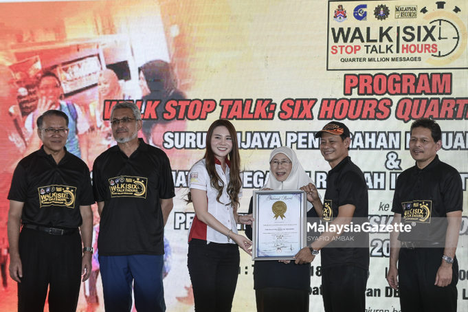 Wakil MBOR, Gillian Oii (tiga kiri) menyampaikan sijil The Malaysia Book Of Records kepada Ketua Pesuruhjaya Suruhanjaya Pencegahan Rasuah Malaysia (SPRM), Datuk Seri Mohd Shukri Abdull (dua kanan) sambil disaksikan Timbalan Perdana Menteri, Datuk Seri Dr. Wan Azizah Wan Ismail (tiga kanan) pada program Walk Stop Talk di Dataran DBKL, Kuala Lumpur. foto SYAFIQ AMBAK, 07 JULAI 2018