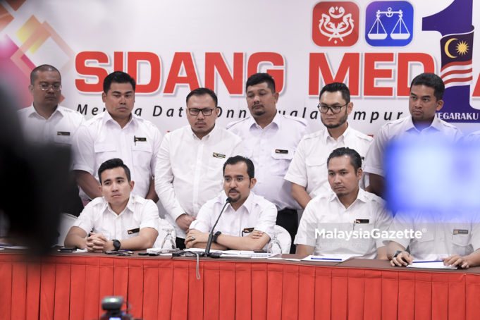 Ketua Pergerakan Pemuda UMNO, Datuk Asyraf Wajdi Dusuki (tengah) bercakap pada sidang media selepas mempengerusikan mesyuarat pertama Pergerakan Pemuda UMNO sambil diiringi Naib Ketua Pergerakan Pemuda UMNO, Shahril Sufian Hamdan (kiri) di Menara Dato' Onn, Pusat Dagangan Dunia Putra (PWTC), Kuala Lumpur. foto FAREEZ FADZIL, 09 JULAI 2018