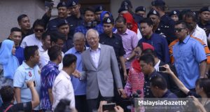 Bekas Perdana Menteri, Datuk Seri Najib Tun Razak bersama isterinya, Datin Seri Rosmah Mansor bersalaman dengan para penyokong yang hadir selepas menandatangani dokumen pembayaran ikat jamin sebanyak RM500,000 terhadap empat pertuduhan penyalahgunaan kuasa dan pecah amanah SRC International Sdn Bhd berjumlah RM42 juta di Kompleks Mahkamah Kuala Lumpur, Kuala Lumpur. foto NOOR ASREKUZAIREY SALIM, 09 JULAI 2018