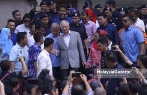 Bekas Perdana Menteri, Datuk Seri Najib Tun Razak bersama isterinya, Datin Seri Rosmah Mansor bersalaman dengan para penyokong yang hadir selepas menandatangani dokumen pembayaran ikat jamin sebanyak RM500,000 terhadap empat pertuduhan penyalahgunaan kuasa dan pecah amanah SRC International Sdn Bhd berjumlah RM42 juta di Kompleks Mahkamah Kuala Lumpur, Kuala Lumpur. foto NOOR ASREKUZAIREY SALIM, 09 JULAI 2018