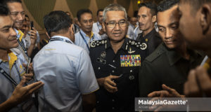 Ketua Polis Negara, Tan Sri Mohamad Fuzi Harun bersalam dengan perwakilan Koperasi Polis Diraja Malaysia pada Mesyuarat Agung Tahuanan koperasi itu di Kuala Lumpur. foto AFFAN FAUZI, 10 JULAI 2018.