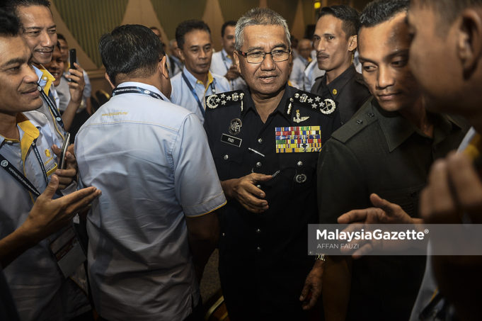 Ketua Polis Negara, Tan Sri Mohamad Fuzi Harun bersalam dengan perwakilan Koperasi Polis Diraja Malaysia pada Mesyuarat Agung Tahuanan koperasi itu di Kuala Lumpur. foto AFFAN FAUZI, 10 JULAI 2018.