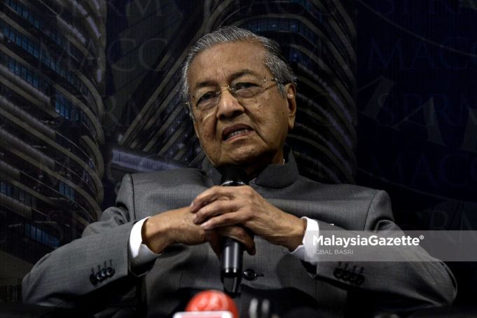 Kerajaan berpegang kepada janjinya yang terkandung dalam manifesto pilihan raya umum ke-14 dan komited untuk merealisasikannya, kata Perdana Menteri Tun Dr Mahathir Mohamad.