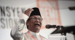 Ahli Parlimen Temerloh, Mohd Anuar Tahir menyifatkan tindakan pembangkang keluar dewan bagi menyatakan bantahan berhubung pelantikan Speaker Dewan Rakyat hari ini tidak lebih daripada melatih diri menjadi pembangkang.