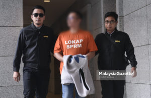 Bekas pegawai khas Datin Seri Rosmah Mansor tiba selepas tempoh reman empat hari bagi membantu siasatan berhubung kes penyelewengan pemasangan panel tenaga solar di Mahkamah Majistret Putrajaya, Putrajaya. foto SYAFIQ AMBAK, 13 JULAI 2018.