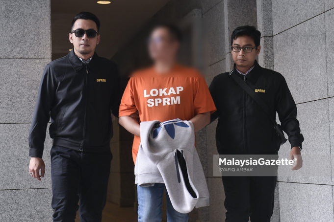 Bekas pegawai khas Datin Seri Rosmah Mansor tiba selepas tempoh reman empat hari bagi membantu siasatan berhubung kes penyelewengan pemasangan panel tenaga solar di Mahkamah Majistret Putrajaya, Putrajaya. foto SYAFIQ AMBAK, 13 JULAI 2018.
