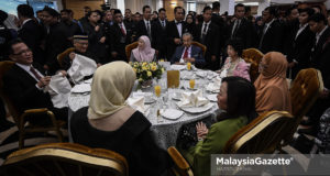 Perdana Menteri merangkap Ahli Parlimen Langkawi, Tun Mahathir Mohamad bersama Timbalan Perdana Menteri merangkap Ahli Parlimen Pandan, Datuk Seri Wan Azizah Wan Ismail serta Yang Dipertua Dewan Rakyat yang baharu, Datuk Mohamad Ariff Md. Yusof menikmati makan tengahari selepas Majlis Mengangkat Sumpah ahli-ahli Parlimen dan Speaker Dewan Rakyat di Bangunan Parlimen, Kuala Lumpur. foto HAZROL ZAINAL, 16 JULAI 2018.