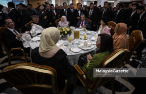 Perdana Menteri merangkap Ahli Parlimen Langkawi, Tun Mahathir Mohamad bersama Timbalan Perdana Menteri merangkap Ahli Parlimen Pandan, Datuk Seri Wan Azizah Wan Ismail serta Yang Dipertua Dewan Rakyat yang baharu, Datuk Mohamad Ariff Md. Yusof menikmati makan tengahari selepas Majlis Mengangkat Sumpah ahli-ahli Parlimen dan Speaker Dewan Rakyat di Bangunan Parlimen, Kuala Lumpur. foto HAZROL ZAINAL, 16 JULAI 2018.