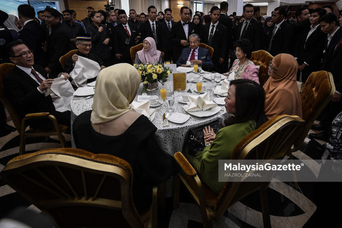 MGF16072018_ANGKAT SUMPAH SIDANG PARLIMEN20 Perdana Menteri merangkap Ahli Parlimen Langkawi, Tun Mahathir Mohamad bersama Timbalan Perdana Menteri merangkap Ahli Parlimen Pandan, Datuk Seri Wan Azizah Wan Ismail serta Yang Dipertua Dewan Rakyat yang baharu, Datuk Mohamad Ariff Md. Yusof menikmati makan tengahari selepas Majlis Mengangkat Sumpah ahli-ahli Parlimen dan Speaker Dewan Rakyat di Bangunan Parlimen, Kuala Lumpur. foto HAZROL ZAINAL, 16 JULAI 2018.