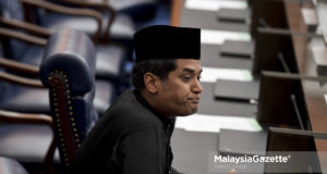 Ahli Parlimen Rembau, Khairy Jamaluddin Abu Bakar menyifatkan tindakan wakil rakyat Barisan Nasional keluar dewan ketika majlis angkat sumpah berlangsung tidak kena pada tempatnya.
