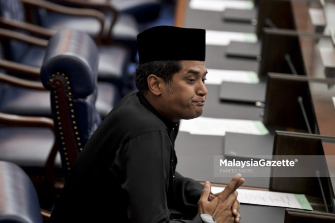 Ahli Parlimen Rembau, Khairy Jamaluddin Abu Bakar menyifatkan tindakan wakil rakyat Barisan Nasional keluar dewan ketika majlis angkat sumpah berlangsung tidak kena pada tempatnya.