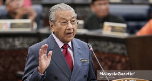 Perdana Menteri merangkap Ahli Parlimen Langkawi, Tun Mahathir Mohamad mengangkat sumpah sebagai ahli dewan negara pada hari pertama persidangan Dewan Rakyat Parlimen ke-14 di Bangunan Parlimen, Kuala Lumpur. foto FAREEZ FADZIL, 16 JULAI 2018