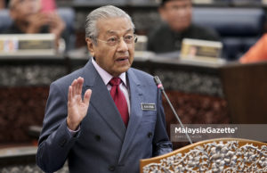 Perdana Menteri merangkap Ahli Parlimen Langkawi, Tun Mahathir Mohamad mengangkat sumpah sebagai ahli dewan negara pada hari pertama persidangan Dewan Rakyat Parlimen ke-14 di Bangunan Parlimen, Kuala Lumpur. foto FAREEZ FADZIL, 16 JULAI 2018