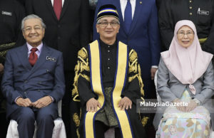 Yang Dipertua Dewan Rakyat, Datuk Mohamad Ariff Md. Yusof (tengah) bersama Perdana Menteri merangkap Ahli Parlimen Langkawi, Tun Mahathir Mohamad (kiri) dan Timbalan Perdana Menteri merangkap Ahli Parlimen Pandan, Datuk Seri Wan Azizah Wan Ismail (kanan) semasa sesi bergambar pada hari pertama persidangan Dewan Rakyat Parlimen ke-14 di Bangunan Parlimen, Kuala Lumpur. foto FAREEZ FADZIL, 16 JULAI 2018