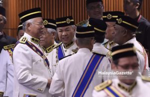 Bekas Perdana Menteri, Datuk Seri Najib Tun Razak bersama ahli-ahli parlimen pembangkang yang turut hadir pada Istiadat Pembukaan Penggal Pertama Majlis Parlimen Yang Keempat Belas 2018 di Dewan Rakyat, Bangunan Parlimen, Kuala Lumpur. foto NOOR ASREKUZAIREY SALIM, 17 JULAI 2018