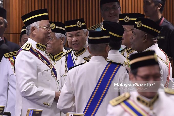 Bekas Perdana Menteri, Datuk Seri Najib Tun Razak bersama ahli-ahli parlimen pembangkang yang turut hadir pada Istiadat Pembukaan Penggal Pertama Majlis Parlimen Yang Keempat Belas 2018 di Dewan Rakyat, Bangunan Parlimen, Kuala Lumpur. foto NOOR ASREKUZAIREY SALIM, 17 JULAI 2018