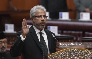 Pengerusi Hindraf antara lapan dilantik senator Pengerusi Hindraf, P Waytha Moorthy mengangkat sumpah selepas dilantik Senator pada Upacara Angkat Sumpah Senator di Dewan Negara, Bangunan Parlimen, Kuala Lumpur. foto SYAFIQ AMBAK, 17 JULAI 2018