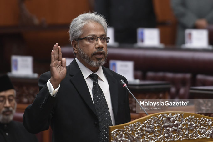Pengerusi Hindraf, P Waytha Moorthy mengangkat sumpah selepas dilantik Senator pada Upacara Angkat Sumpah Senator di Dewan Negara, Bangunan Parlimen, Kuala Lumpur. foto SYAFIQ AMBAK, 17 JULAI 2018