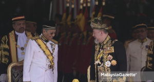 Yang di-Pertuan Agong, Sultan Muhammad V berkenan bercakap sesuatu kepada Perdana Menteri, Tun Dr. Mahathir Mohamad pada Istiadat Pembukaan Penggal Pertama Majlis Parlimen Yang Keempat Belas 2018 di Bangunan Parlimen, Kuala Lumpur. foto SYAFIQ AMBAK, 17 JULAI 2018