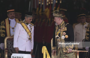 Yang di-Pertuan Agong, Sultan Muhammad V berkenan bercakap sesuatu kepada Perdana Menteri, Tun Dr. Mahathir Mohamad pada Istiadat Pembukaan Penggal Pertama Majlis Parlimen Yang Keempat Belas 2018 di Bangunan Parlimen, Kuala Lumpur. foto SYAFIQ AMBAK, 17 JULAI 2018