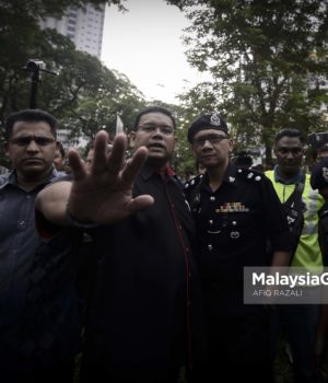 Presiden Pemantau Malaysia Baru, Datuk Lokman Noor Adam berbincang dengan pihak polis pada Perhimpunan Aman Pertahan DYMM Agong dan Bantahan Terhadap Pemerintahan DAP di hadapan Ibu Pejabat PDRM, Bukit Aman, Kuala Lumpur. foto AFIQ RAZALI, 17 JULAI 2018.