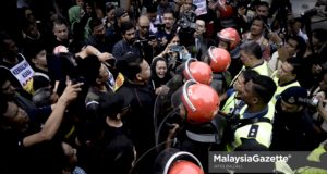 Peserta Perhimpunan Aman Pertahan DYMM Agong dan Bantahan Terhadap Pemerintahan DAP dihalang oleh anggota polis selepas cuba berjalan menuju ke Bangunan Parlimen bertempat di hadapan Ibu Pejabat PDRM, Bukit Aman, Kuala Lumpur. foto AFIQ RAZALI, 17 JULAI 2018.