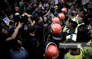 Tun M cuba lenyapkan kebebasan bersuara Peserta Perhimpunan Aman Pertahan DYMM Agong dan Bantahan Terhadap Pemerintahan DAP dihalang oleh anggota polis selepas cuba berjalan menuju ke Bangunan Parlimen bertempat di hadapan Ibu Pejabat PDRM, Bukit Aman, Kuala Lumpur. foto AFIQ RAZALI, 17 JULAI 2018.