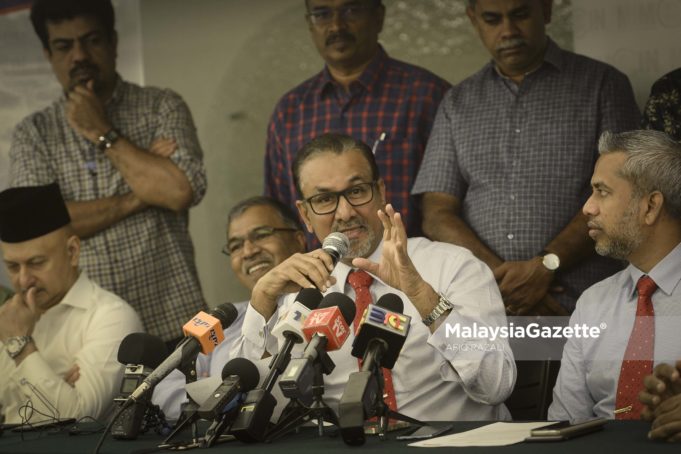 Presiden Dewan Perniagaan India Muslim Malaysia (MIMCOIN), Datuk Syed Jamarulkhan S.Kadir bercakap pada sidang media bagi membantah kenyataan Menteri KPDNKK yang menyalahkan operator makanan India Muslim dalam isu pasca GST di Hotel Sunrise, Petaling Jaya, Selangor. foto AFIQ RAZALI, 18 JULAI 2018.