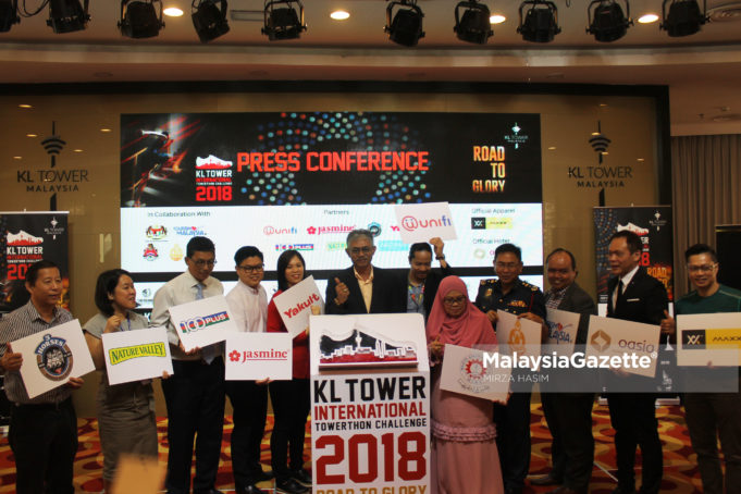 Ketua Pegawai Eksekutif, Menara Kuala Lumpur Sdn Bhd, Yang Berbahagia Datuk Rozlan Mohamed bersama penaja-penaja KL Tower International Towerthon Challenge di Dewan Megaview Banquet, Menara Kuala Lumpur. foto MIRZA HASIM 18 JULAI 2018