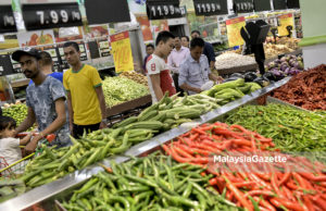 Beberapa pengunjung memilih barang-barang keperluan asas di Lulu Hypermarket, Kuala Lumpur. foto FAREEZ FADZIL, 19 JULAI 2018.